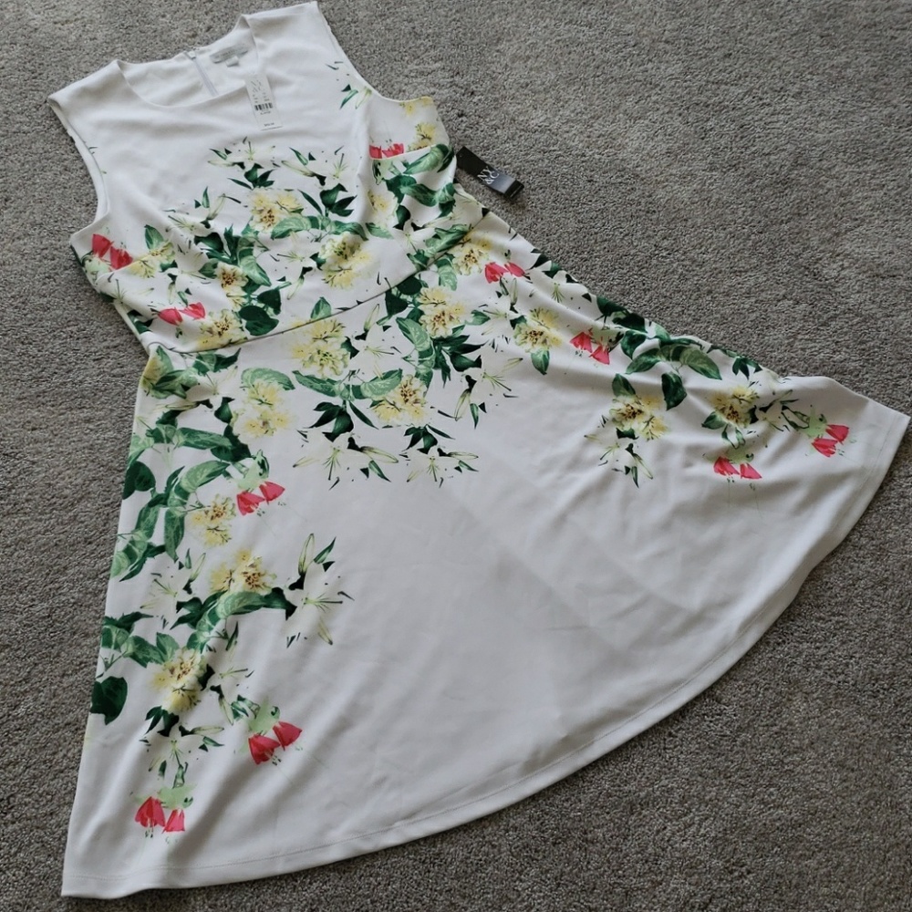 🔹SOLD🔹NY&C fit and flare white floral dress